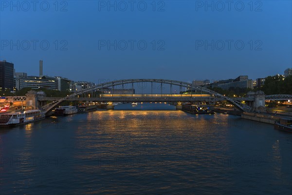 Night-time metro crossing the Viaduc d'Austerlitz