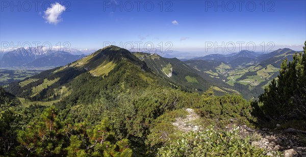 Hiking trail to Schlenken with a view of the Salzach Valley