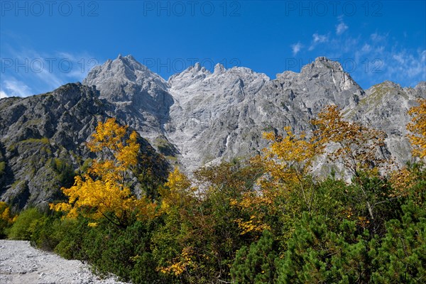 Mountaineer climbing the Sigeretplatte via ferrata