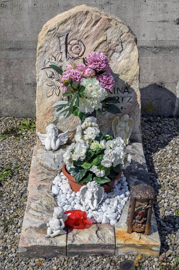 Grave with angels