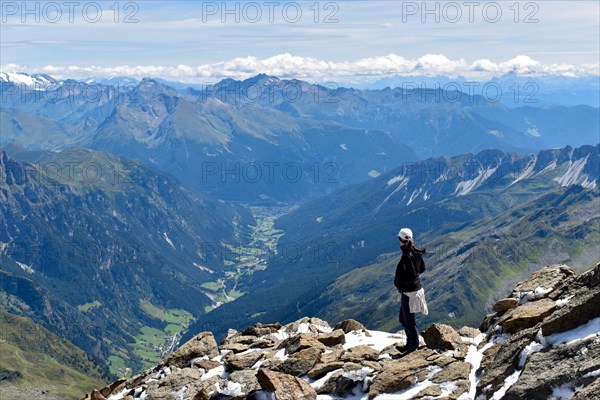 Mountaineer on the Schneespitze high above the Pflerschtal