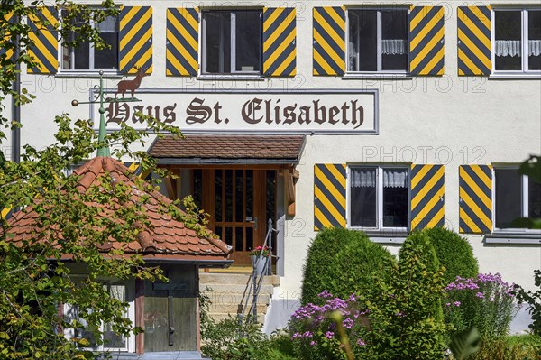 Facade with entrance and lettering