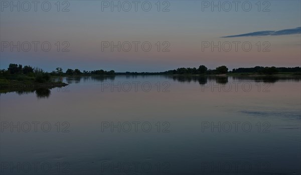 Evening twilight on the Elbe near Rueterberg