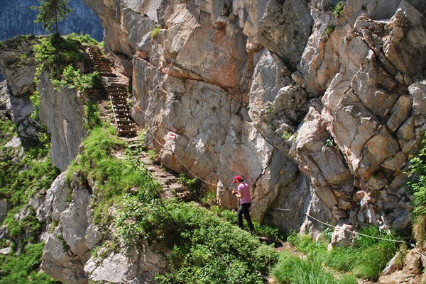 Mountaineer climbing the Sigeretplatte via ferrata