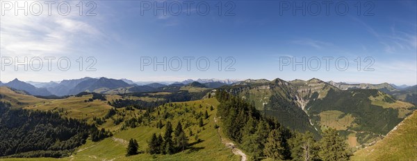 Hiking trail to the summit of the Wieslerhorn with a view of the Postalm