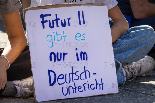 Numerous people have gathered on the Opernplatz in Frankfurt am Main in front of the Alte Oper on 15 September 2023. A sign says Futur II only exists in German lessons. With more than 200 demonstrations and rallies all over Germany