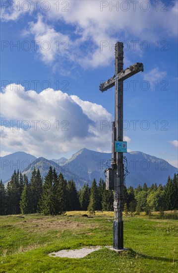 Summit cross on the Breitenberg with a view of the Osterhorn