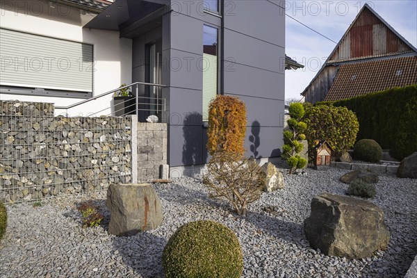 Gravel garden in front of a detached house