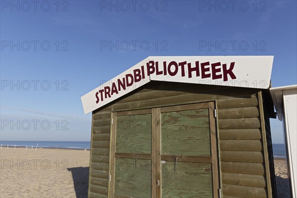 Wooden hut with sign Strandbibliotheek