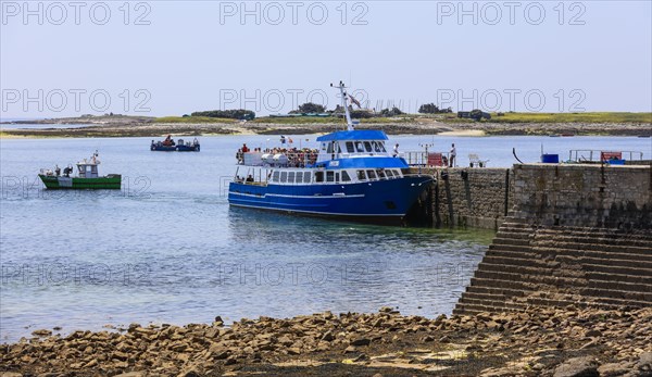 Tourist boat at the Ile Saint-Nicolas jetty