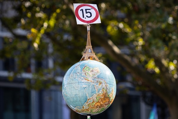 Numerous people have gathered on the Opernplatz in Frankfurt am Main in front of the Alte Oper on 15.09.2023. A miniature of the Eifel Tower stands on a model of the globe with a sign reading 1