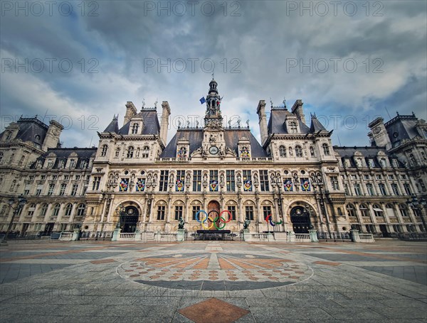 Paris City Hall - Photo12-imageBROKER-PsychoShadow