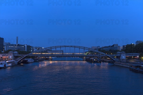 Night-time metro crossing the Viaduc d'Austerlitz