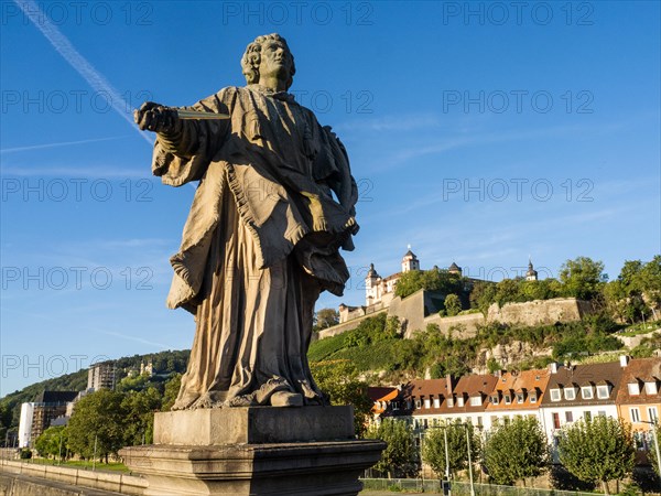 Marienberg Fortress and the statue of Saint Kolonat