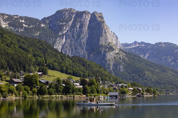 Navigation on Lake Grundlsee with the village of Grundlsee