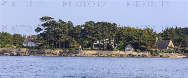 Pointe de Cabellou with villas and Chapelle Saint-Georges du Cabellou