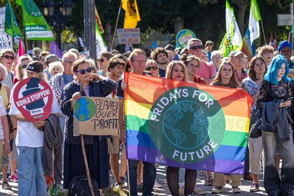 Numerous people gathered at the Opernplatz in Frankfurt am Main in front of the Alte Oper on 15.09.2023. With more than 200 demonstrations and rallies all over Germany