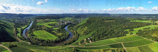 Wiltinger Saarbogen. The river winds through the valley and is surrounded by vineyards and green forests. Kanzem