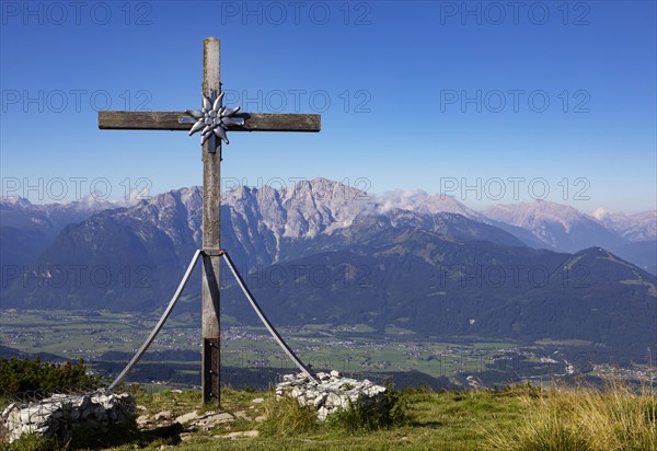 View from the summit of Schlenken to the Hagen Mountains and into the Salzach Valley