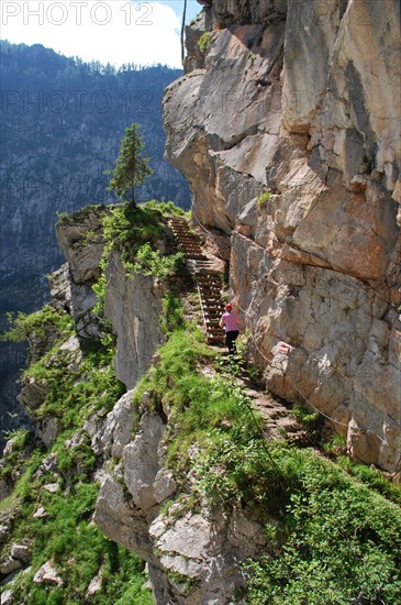 Mountaineer climbing the Sigeretplatte via ferrata