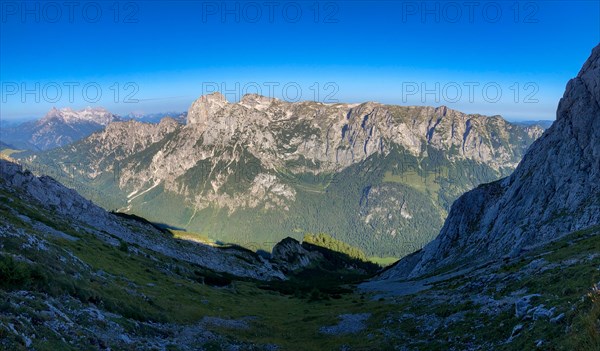 Panorama from the Hochkalter to the Loferer Steinberge mountain range on the left and horse-rider Alm with Stadelhorn
