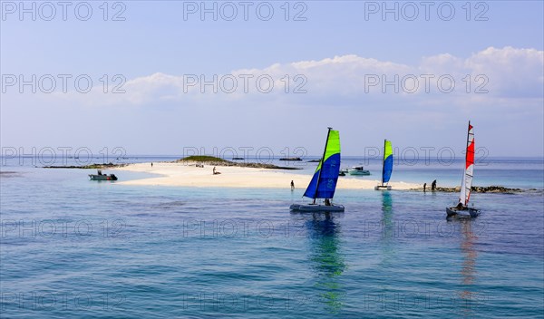 Sailing catamarans of the sailing school Les Glenans in front of the sandy beach of Ile de Guiriden