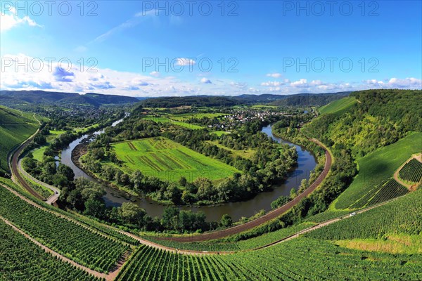 Wiltinger Saarbogen. The river winds through the valley and is surrounded by vineyards and green forests. Kanzem