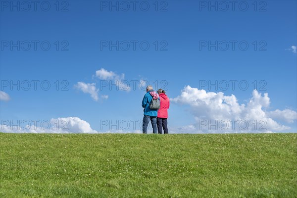 Tourists on the climate dike