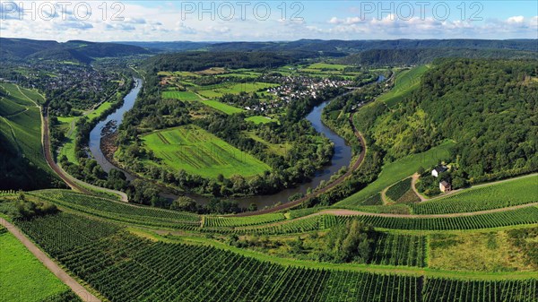 Wiltinger Saarbogen. The river winds through the valley and is surrounded by vineyards and green forests. Kanzem