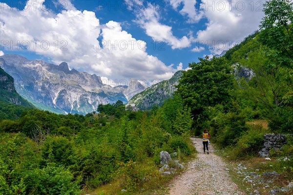 Hiking route towards Grunas Waterfall in Theth national park