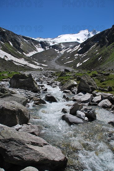 The Gerlosbach with the Wildgerloskees and the peaks of Gabler and Reichenspitze