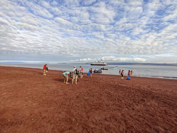 Cruise tourists on the beach