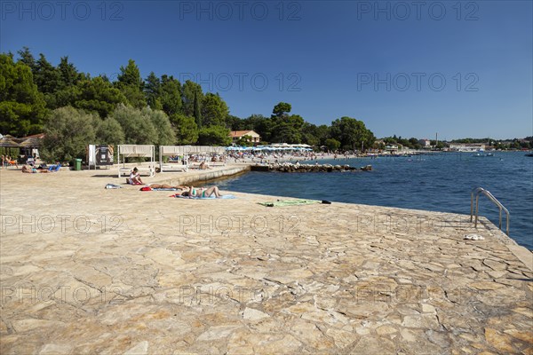 Beach on the stone coast of Spadici