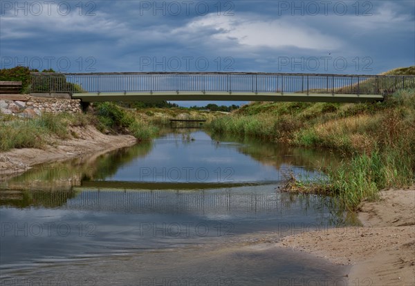 The mirrored bridge over Henne A