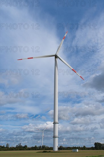 Wind turbine for power generation on the edge of the Garzweiler opencast lignite mine
