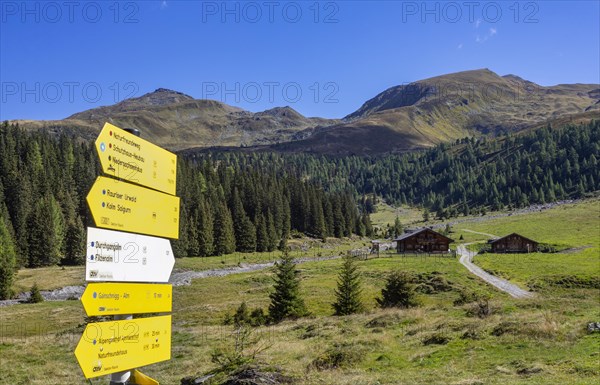 Hiking signpost on the way to the Durchgangalm