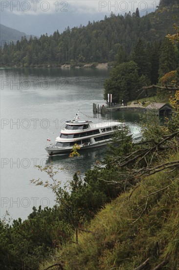 Hiking trail at the Achensee and view to the Achensee boat trip