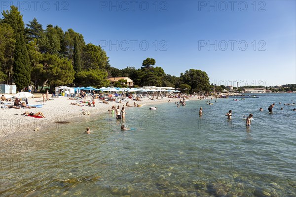 Beach on the stone coast of Spadici