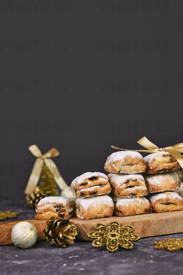 Stollen cake pieces