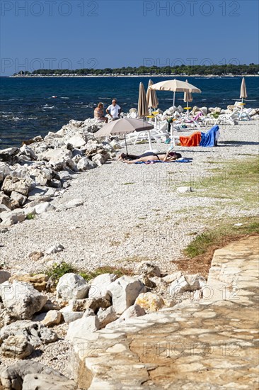 Beach on the stone coast of Spadici