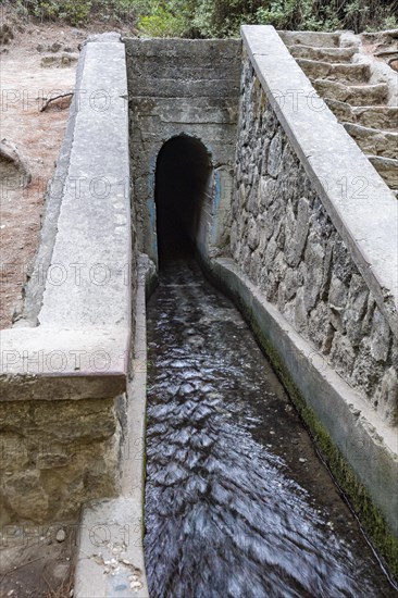 Walk-in tunnel