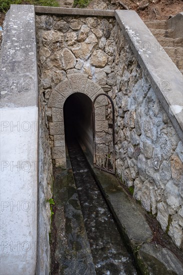 Walk-in tunnel