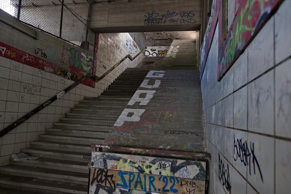 Stairs to a bridge over the A 103 motorway in Schoeneberg