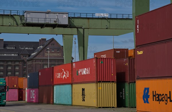 Containers and a historic building in Berlin's Westhafen