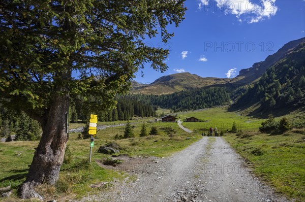 Hiking signpost on the way to the Durchgangalm