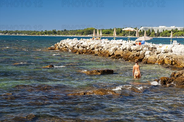 Beach on the stone coast of Spadici