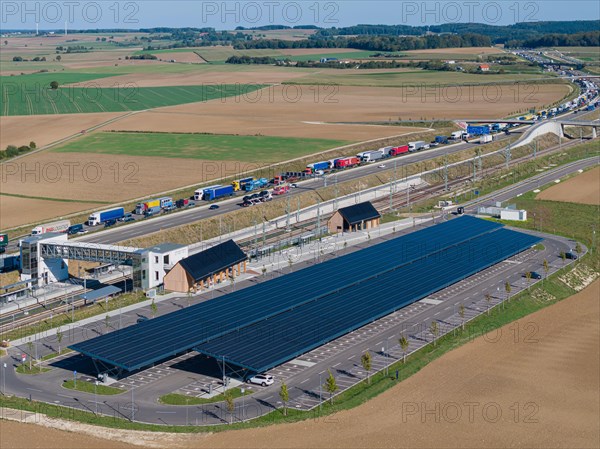 260 charging stations for electric cars under solar roofs at the Alb railway station. The Zweckverband Swabian Alb and the state invested around four million euros for the charging park. A8 motorway