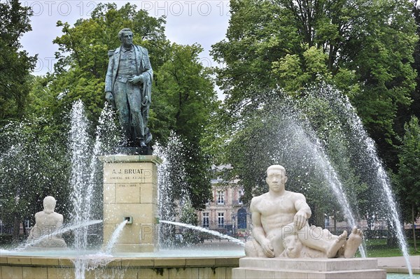 Fountain and statue of Admiral Bruat