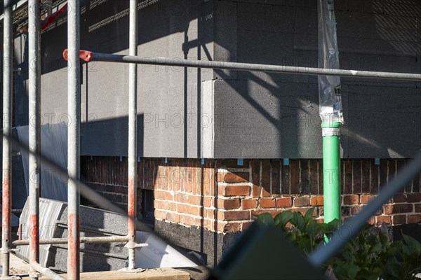 Insulation of a brick house facade with Polystorol insulation boards in Hilden