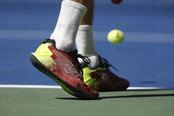 Fuesse des Tennisspielers Tommy Paul USA bei der Vorbereitung auf den Aufschlag bei den US Open 2023